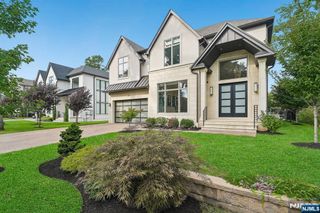 29 Roslyn Avenue, Englewood Cliffs, NJ 07632