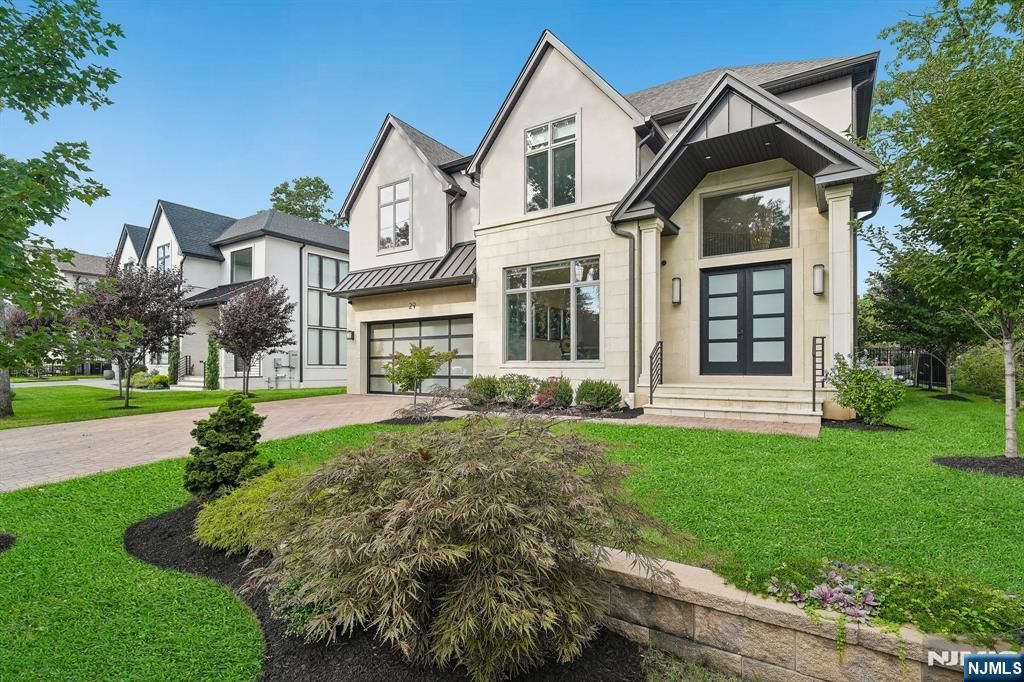 29 Roslyn Avenue, Englewood Cliffs, NJ 07632