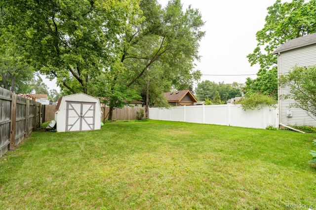 4042 Louella Drive, Waterford Charter Township, MI 48329