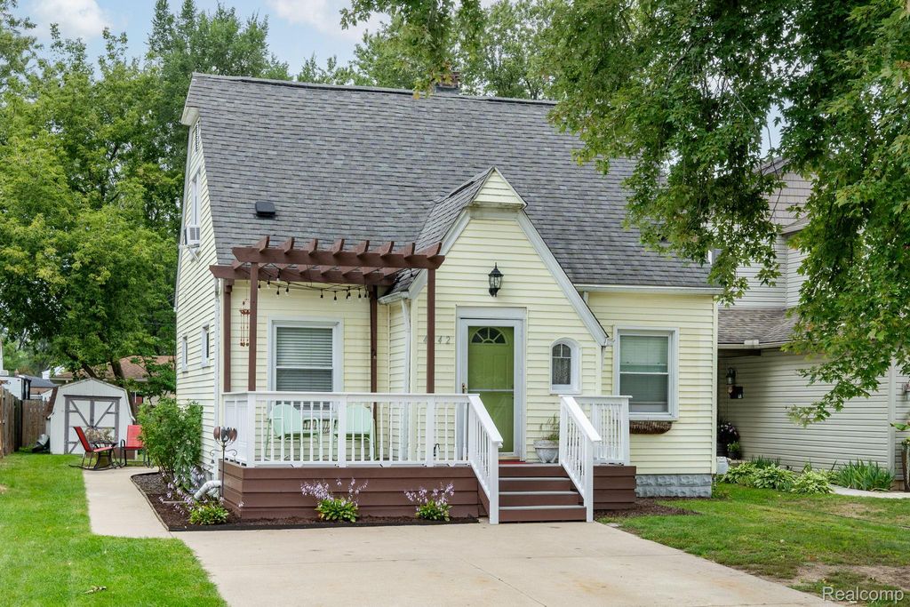 4042 Louella Drive, Waterford Charter Township, MI 48329