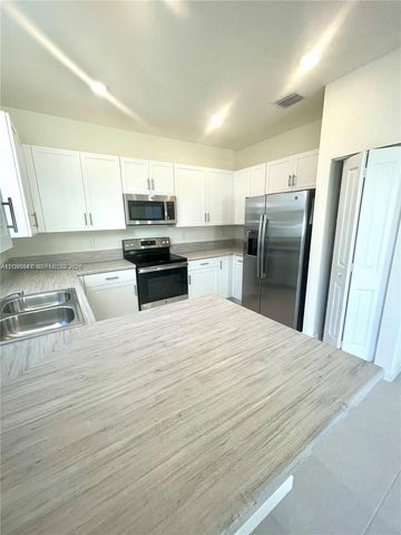 3338 W 112th St, Hialeah, FL 33018