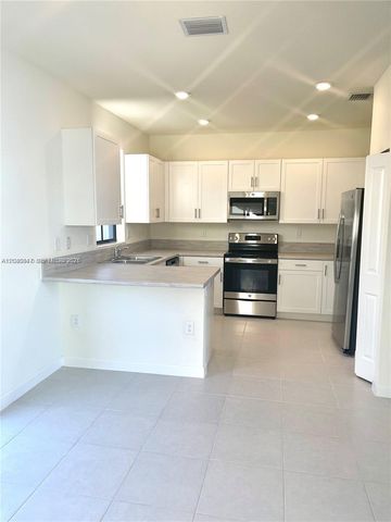 3338 W 112th St, Hialeah, FL 33018