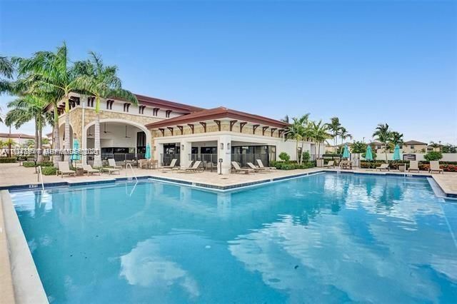 3338 W 112th St, Hialeah, FL 33018