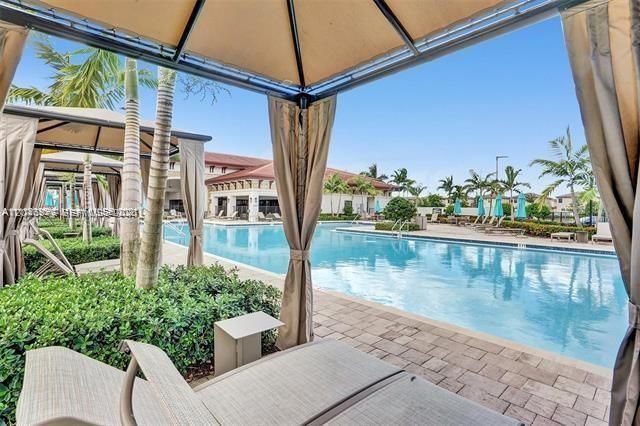 3338 W 112th St, Hialeah, FL 33018