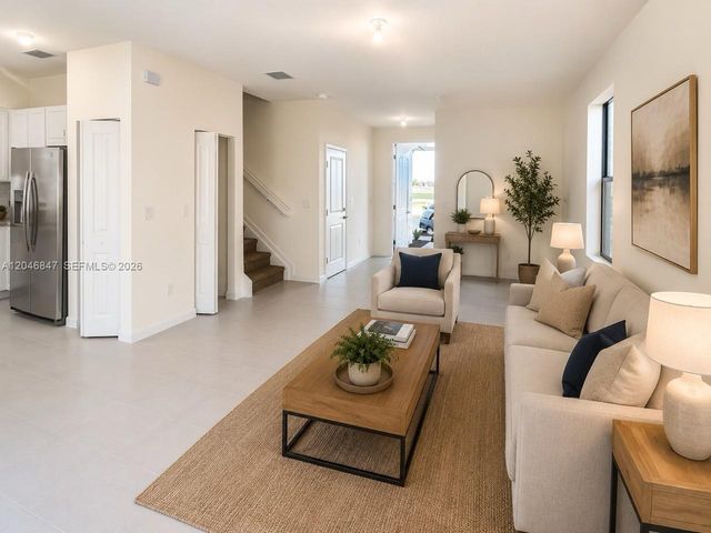 3338 W 112th St, Hialeah, FL 33018