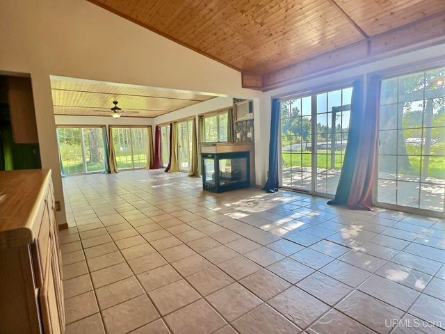 42936 Superior Road, Houghton, MI 49931