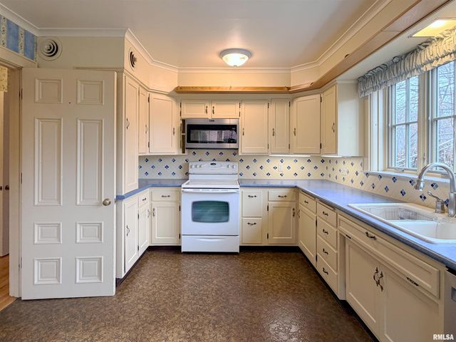 62 REDWOOD Circle, Canton, IL 61520