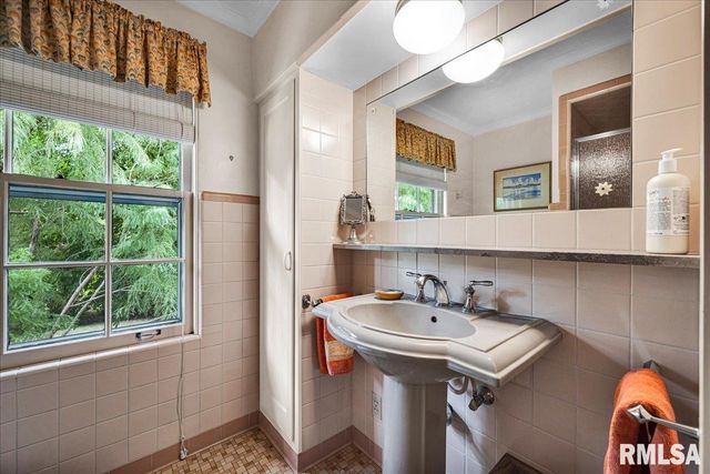 62 REDWOOD Circle, Canton, IL 61520