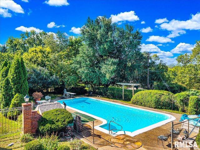 62 REDWOOD Circle, Canton, IL 61520