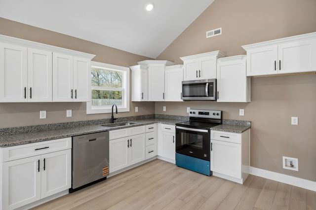 242 Green Meadow Dr, Smithville, TN 37166