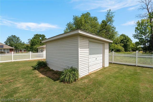 1906 Barrington Drive, Lavaca, AR 72941