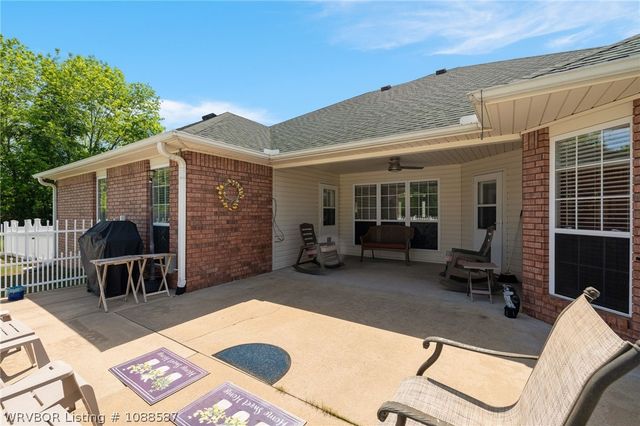 1906 Barrington Drive, Lavaca, AR 72941