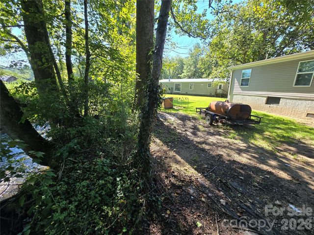 221 Turkey Pen Gap Road, Horse Shoe, NC 28742