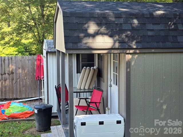 221 Turkey Pen Gap Road, Horse Shoe, NC 28742