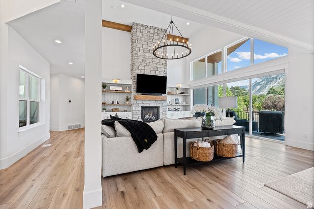 9577 S HIDDEN PINE LN, Sandy, UT 84092