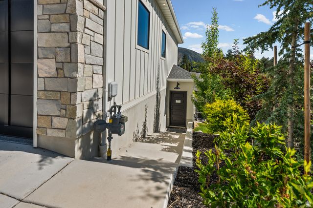9577 S HIDDEN PINE LN, Sandy, UT 84092