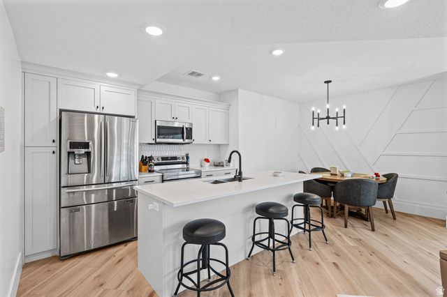 9577 S HIDDEN PINE LN, Sandy, UT 84092