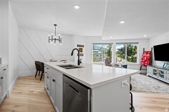 9577 S HIDDEN PINE LN, Sandy, UT 84092