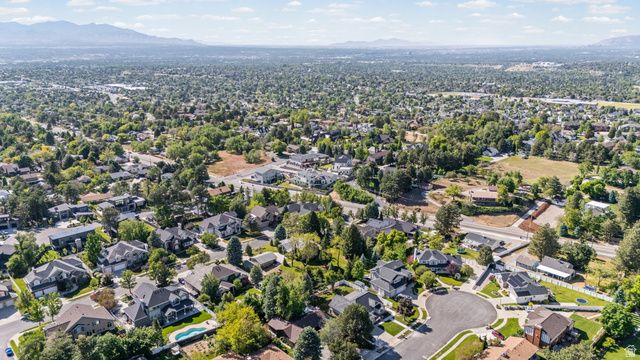 9577 S HIDDEN PINE LN, Sandy, UT 84092