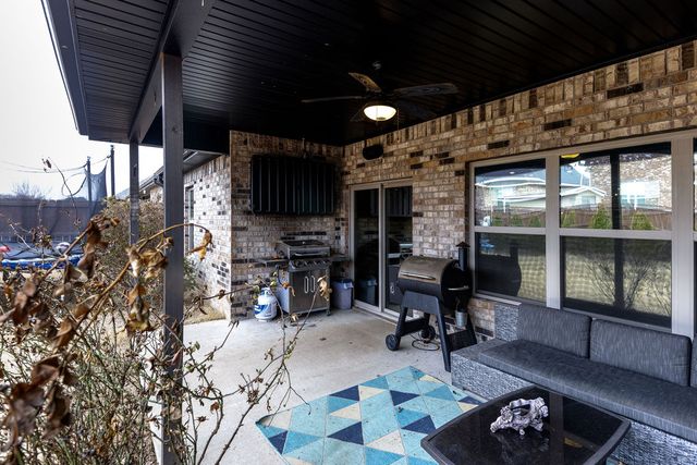 438 N Reeds Bridge Drive, Fayetteville, AR 72704