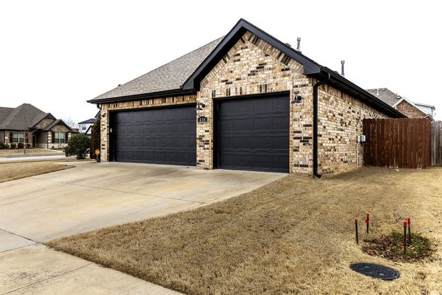 438 N Reeds Bridge Drive, Fayetteville, AR 72704