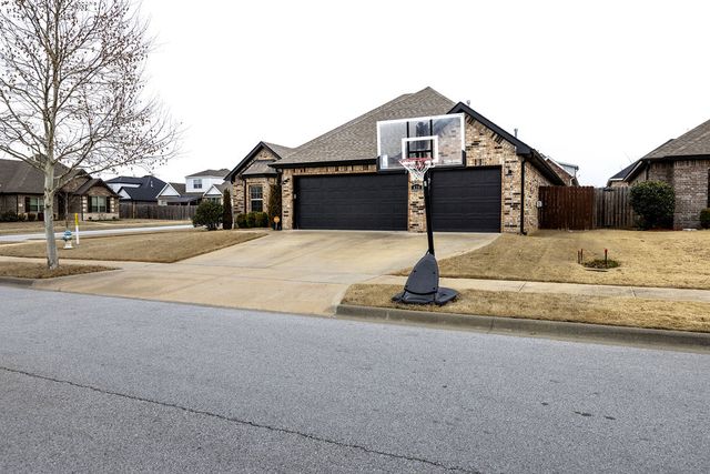 438 N Reeds Bridge Drive, Fayetteville, AR 72704