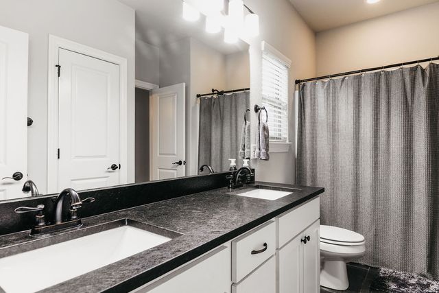 438 N Reeds Bridge Drive, Fayetteville, AR 72704