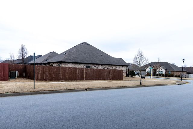 438 N Reeds Bridge Drive, Fayetteville, AR 72704