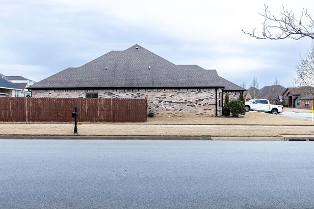 438 N Reeds Bridge Drive, Fayetteville, AR 72704