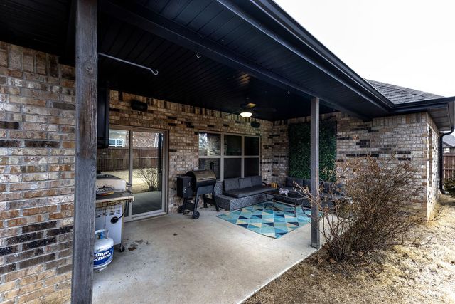438 N Reeds Bridge Drive, Fayetteville, AR 72704