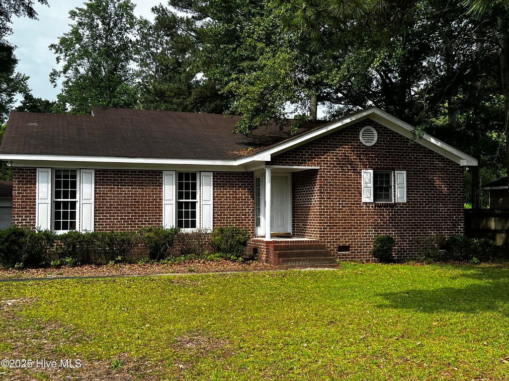 2746 Pinewood Drive, Kinston, NC 28504