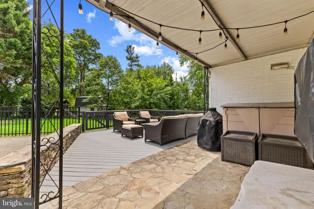 1007 WESTBRIAR DR NE, Vienna, VA 22180