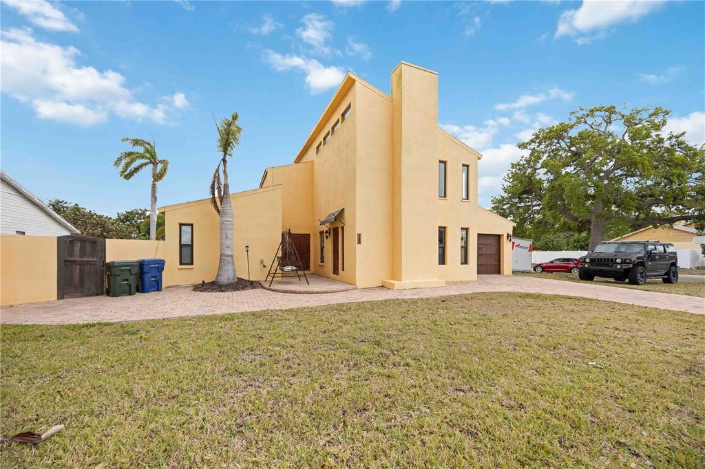 Image 2 of property listing at 6515 MAUNA LOA BOULEVARD, Sarasota, FL 34241