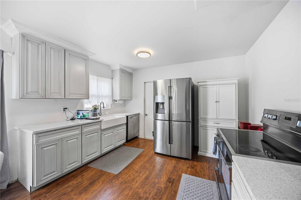 Image 11 of property listing at 6515 MAUNA LOA BOULEVARD, Sarasota, FL 34241