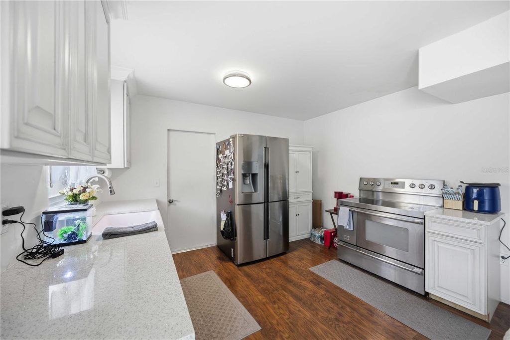 Image 13 of property listing at 6515 MAUNA LOA BOULEVARD, Sarasota, FL 34241