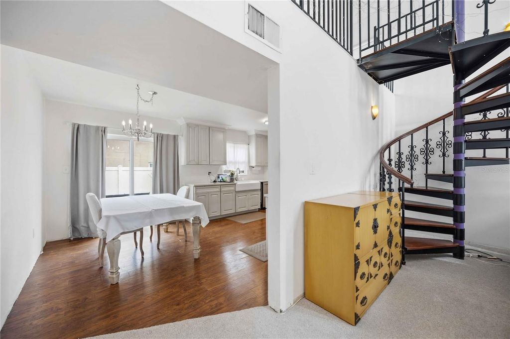 Image 9 of property listing at 6515 MAUNA LOA BOULEVARD, Sarasota, FL 34241