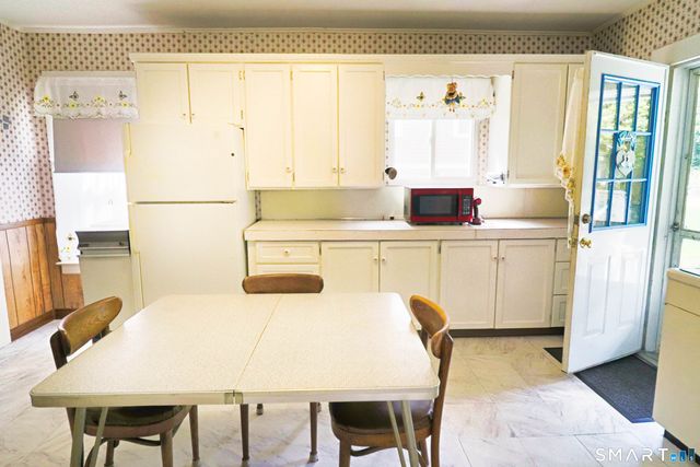 22 Hull Street, Bristol, CT 06010