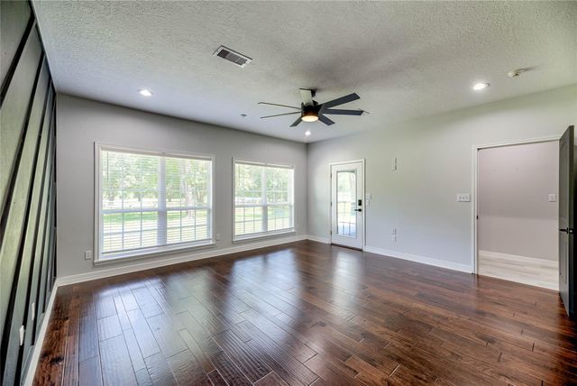453 Southcreek Park, Livingston, TX 77351