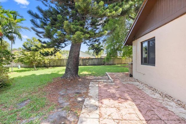 2146 Nova Village Drive, Davie, FL 33317