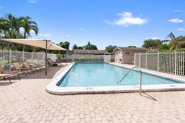 2146 Nova Village Drive, Davie, FL 33317