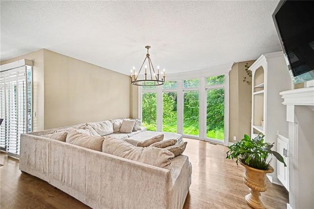 20613 W 96th Terrace, Lenexa, KS 66220