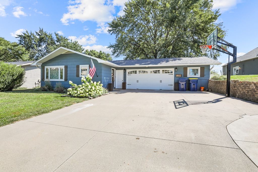 1208 Hazel Street, Pella, IA 50219