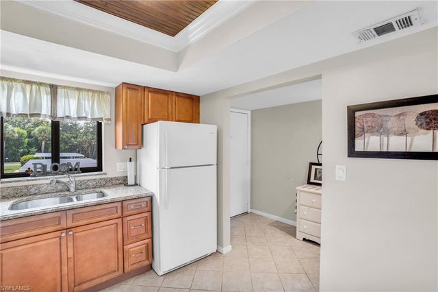 4640 Chantelle DR N204, Naples, FL 34112