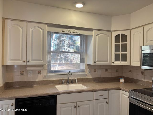 32 Constitution Boulevard, Whiting, NJ 08759