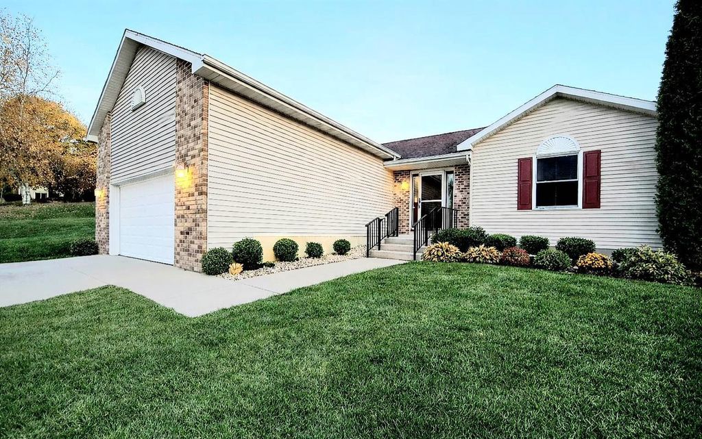 613 Lucky Trail, Mount Horeb, WI 53572