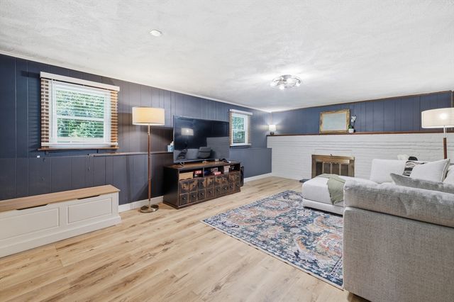 82 12th Ave, Brockton, MA 02302