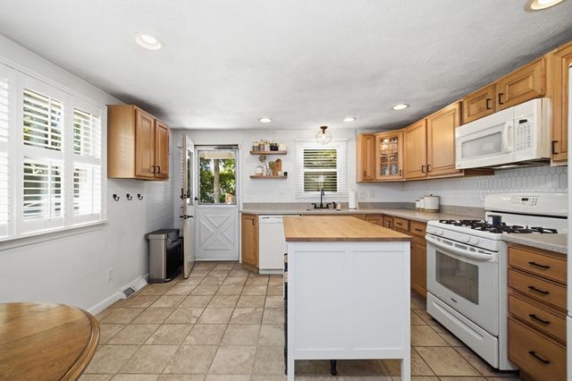 82 12th Ave, Brockton, MA 02302
