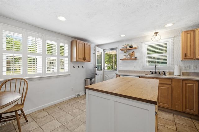 82 12th Ave, Brockton, MA 02302