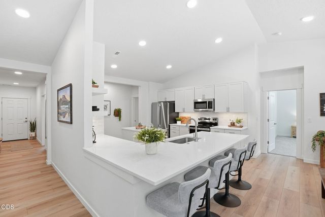 55827 Wood Duck Drive, Bend, OR 97707