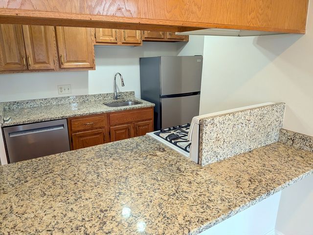 366 Thacher St 6, Attleboro, MA 02703